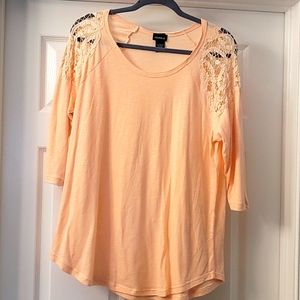 Torrid size 1(14-16) peach color lace shoulder Tee shirt.